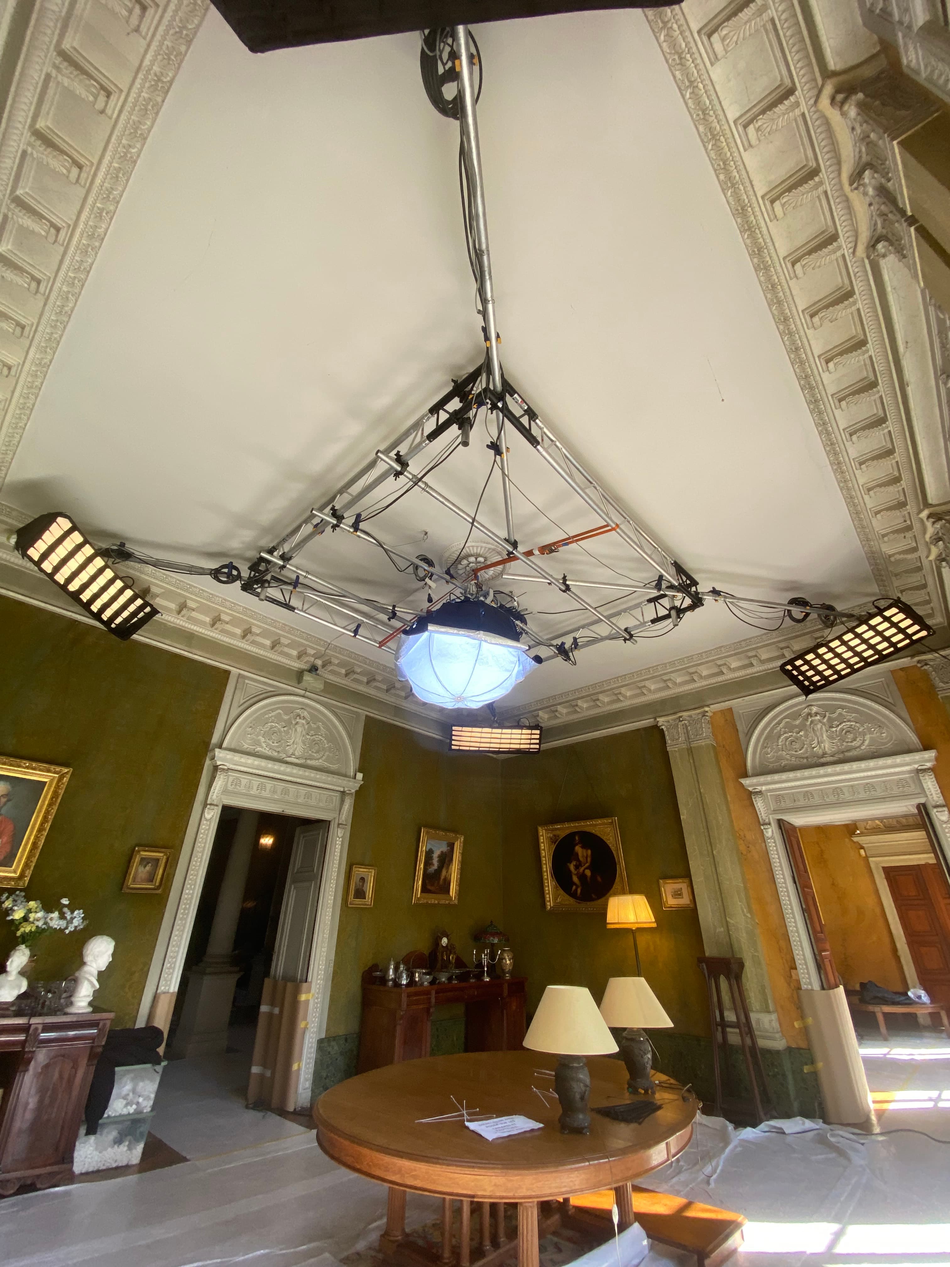 Araignée de plafond en structure aluminium suspendant des projecteurs dans un château