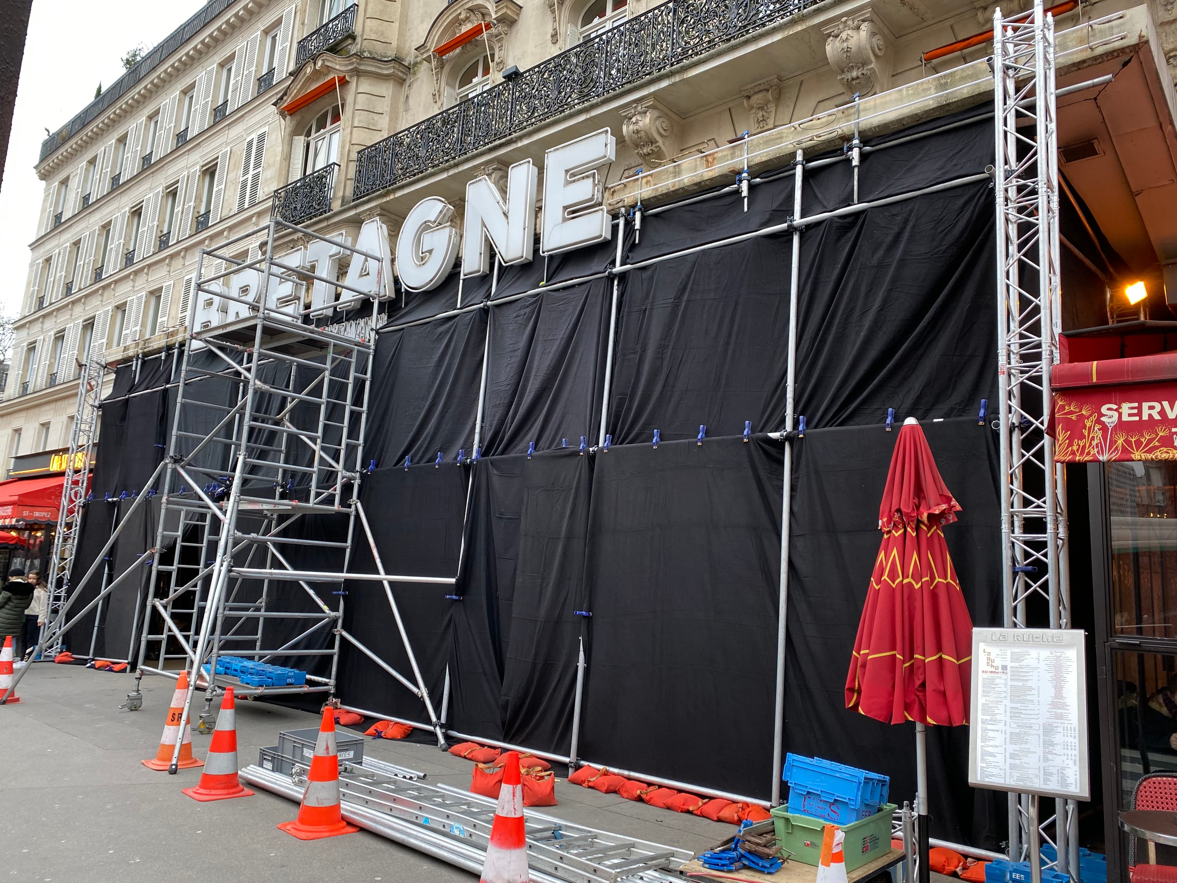 Grande façade de décor occultée avec des borniols noirs pour créer une fausse nuit