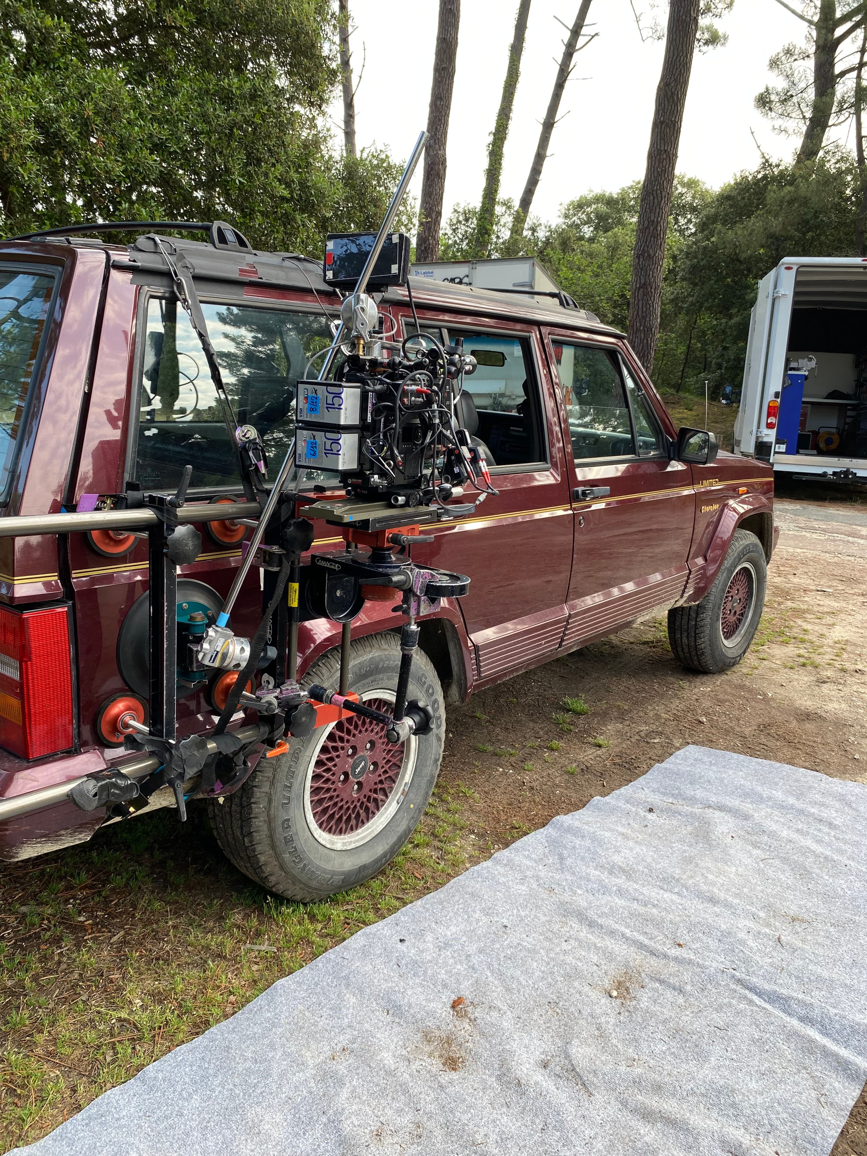 Car rig cinéma avec caméra fixée sur un véhicule et structure de machinerie