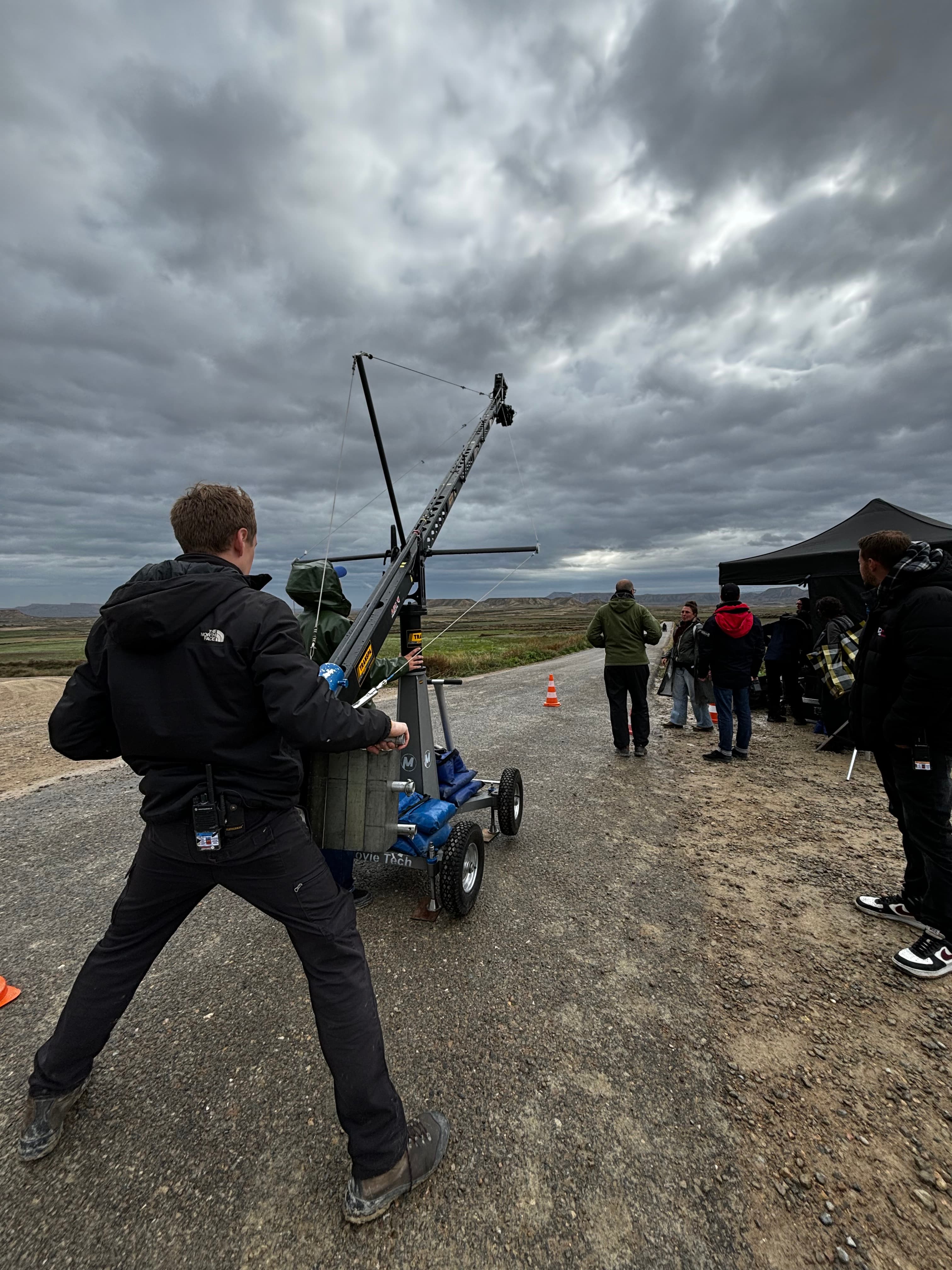 Grue caméra installée sur un tournage extérieur avec son opérateur