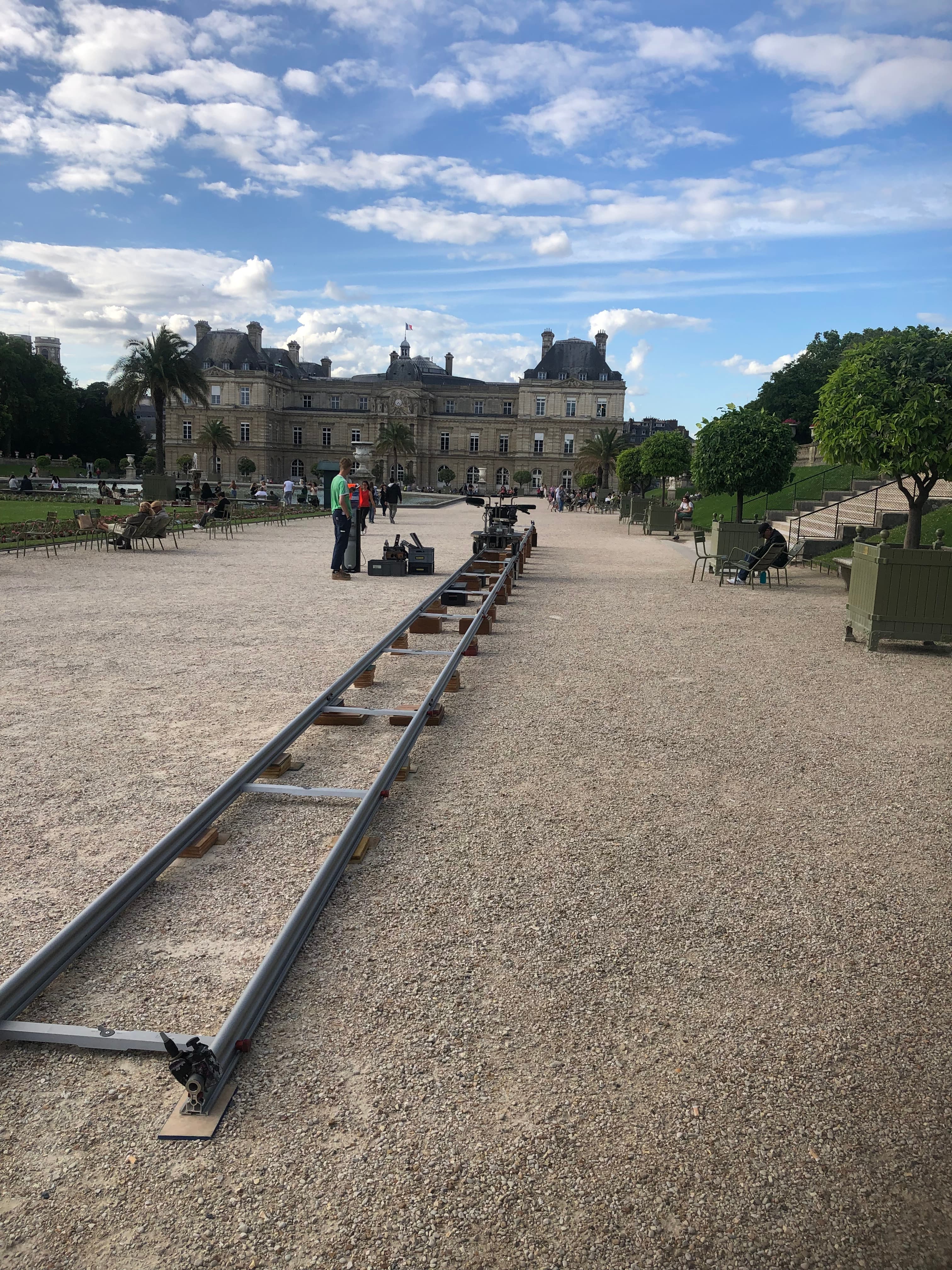 Long travelling cinéma installé en extérieur avec rails calés et chariot caméra